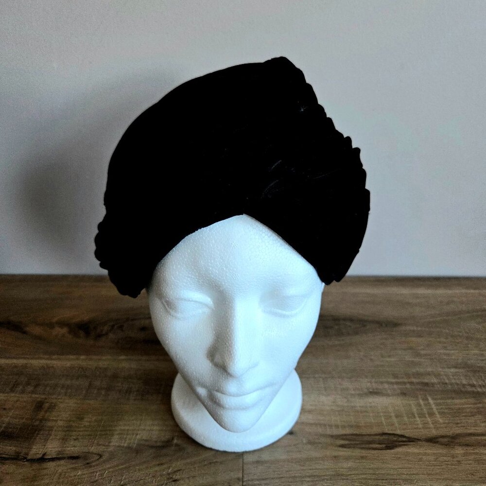 Vintage Teresa Chapeau black velvet turban hat.